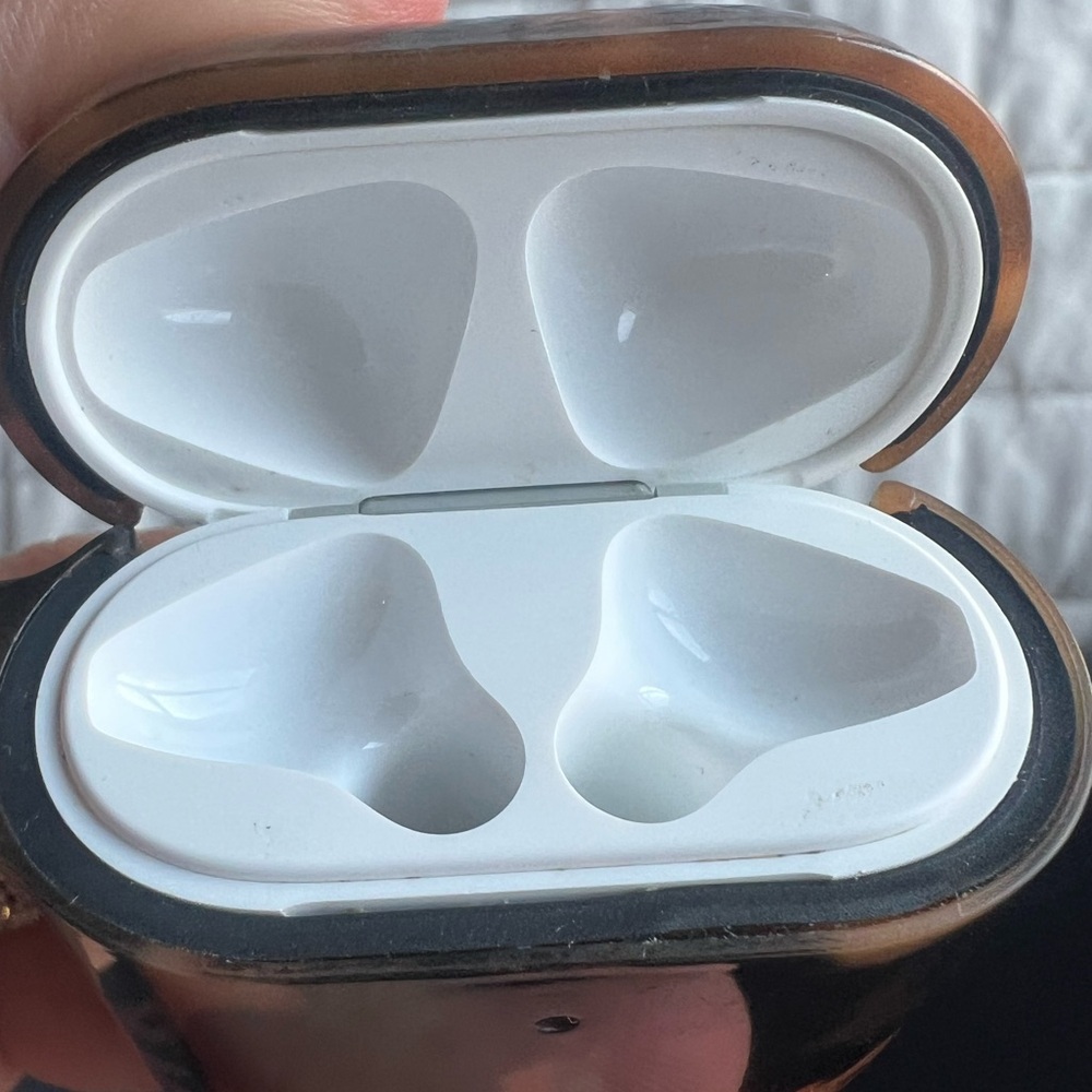 Apple Airpods 2nd generation with charging case - Picture 5 of 9